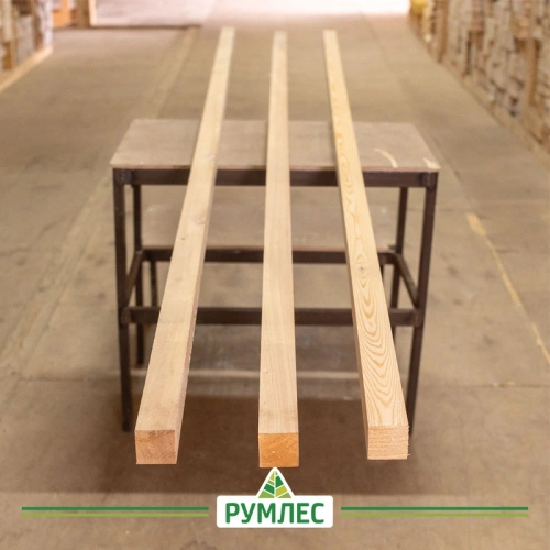 картинка Брусок строганый 45*45*3000мм сорт АВ лиственница от магазина Румлес