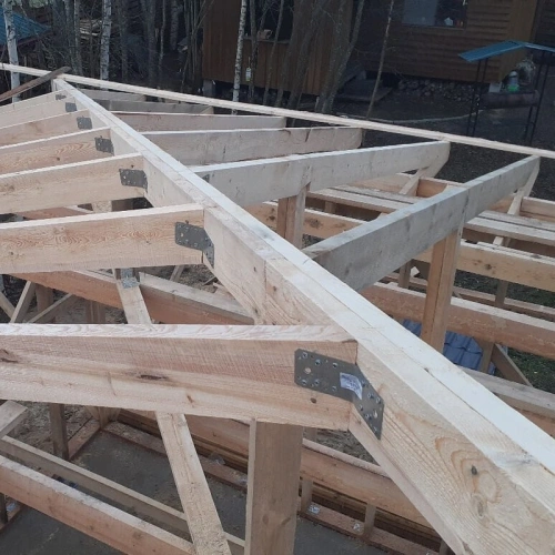 картинка Уголок крепежный 135° оцинкованный 90*90*65*2мм для стропильных соединений ГОСТ 14918-80 РОССИЯ от магазина Румлес